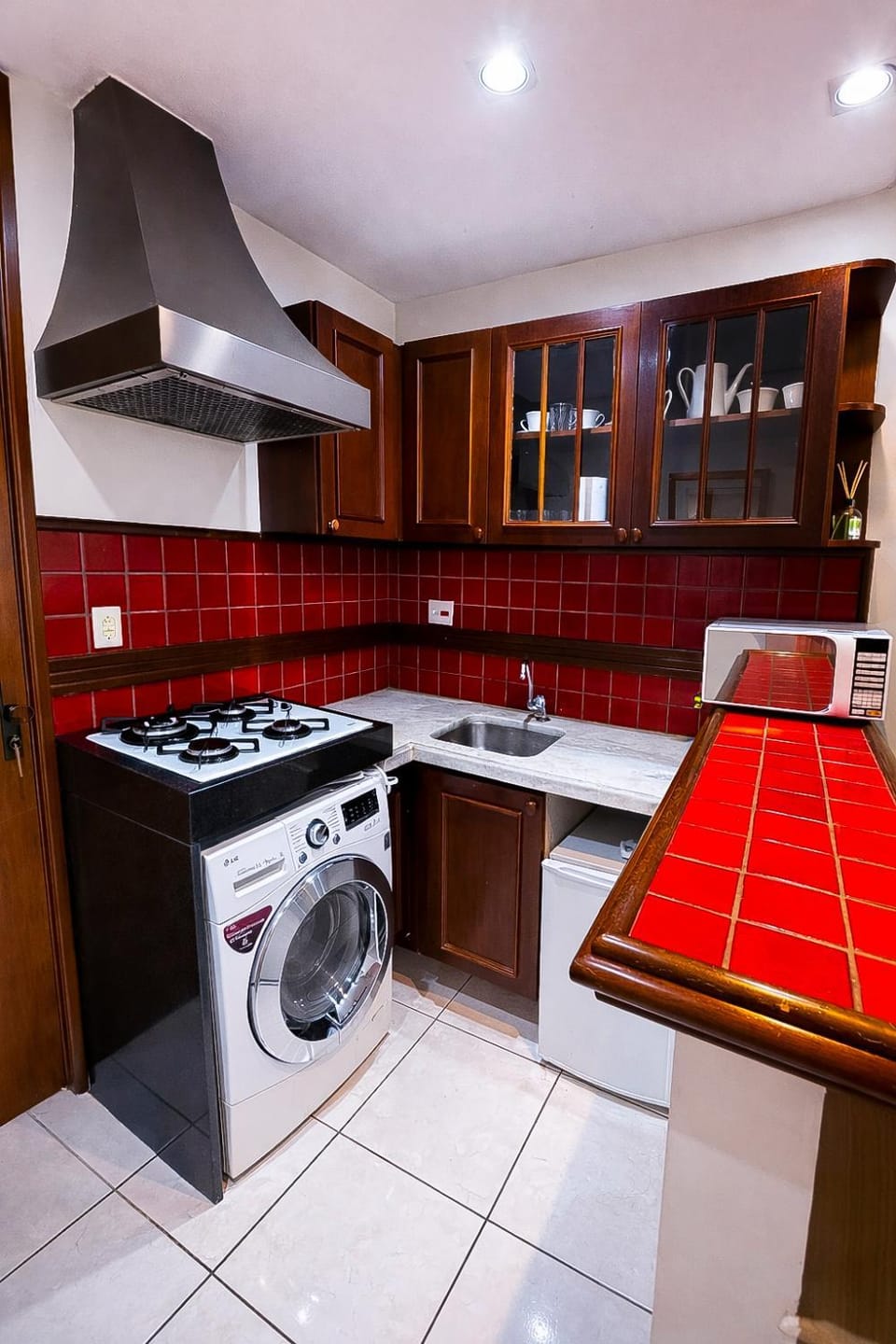 Kitchen or kitchenette, microwave, minibar, stove, washing machine, dryer
