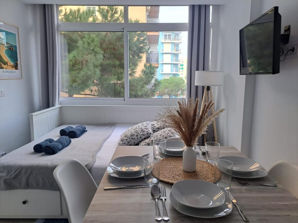 Bed, TV and multimedia, Photo of the whole room, Dining area, Bedroom
