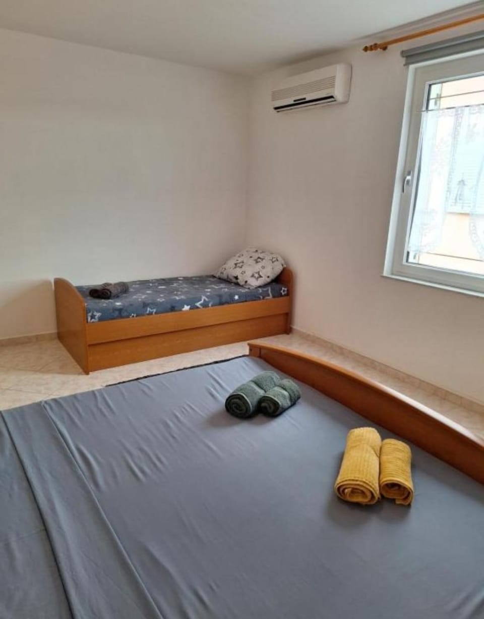 Bedroom, air conditioner