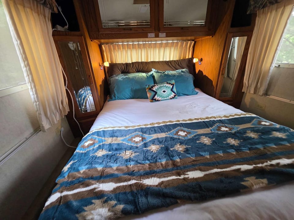 Airstream w flush toilet city water hot tub Campground/ 
RV Resort in Oklahoma
