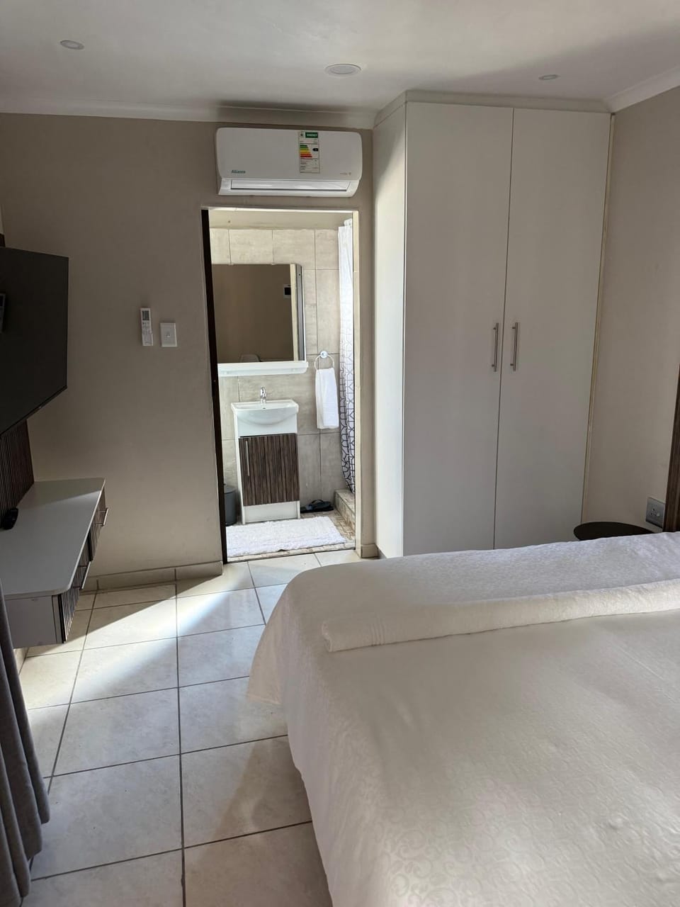 Bed, TV and multimedia, Photo of the whole room, Bedroom, wardrobe