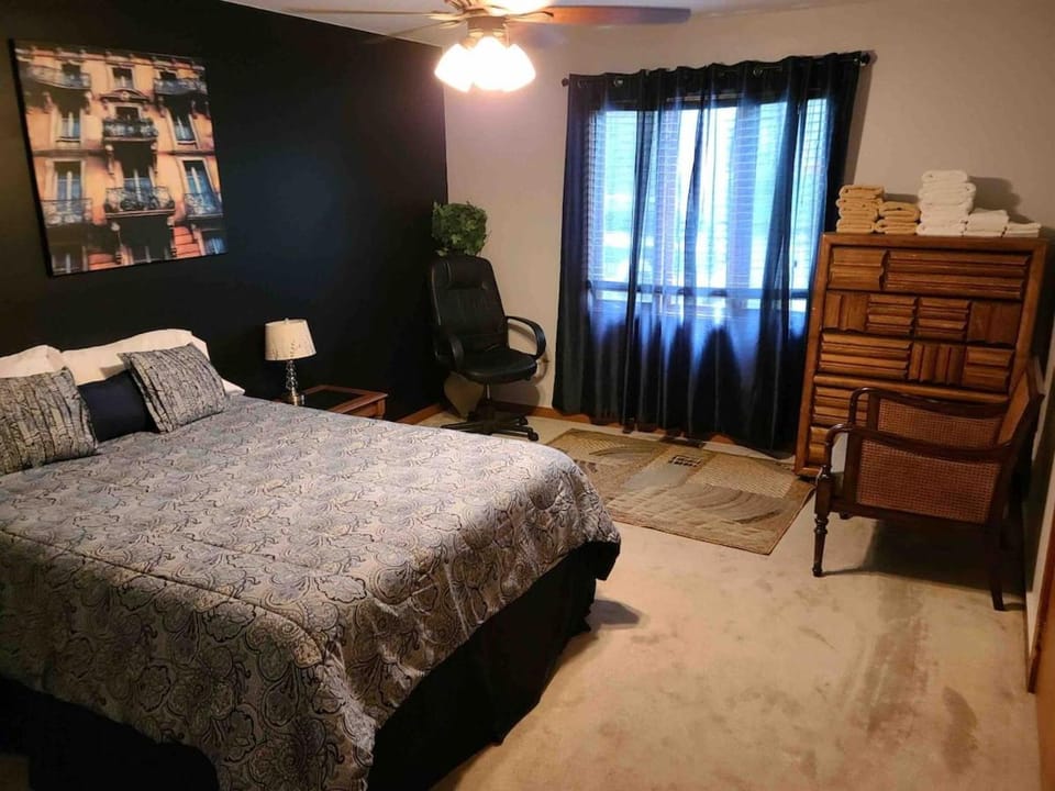 Large place close golf course ,mall and downtown Apartment in Raleigh