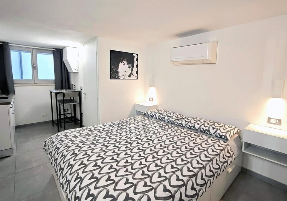 Bed, Photo of the whole room, Bedroom, air conditioner