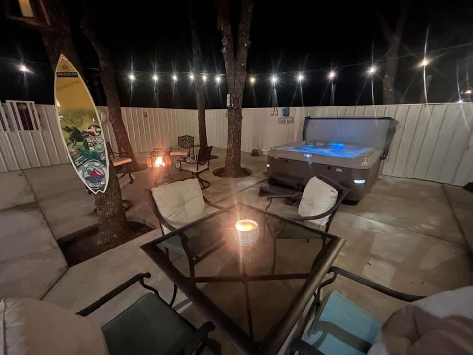 CZ Romantic Medicine Park Coastal Escape w HotTub House in Medicine Park