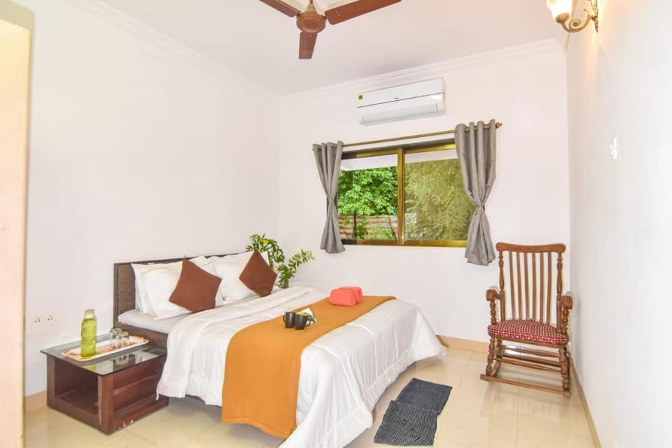 Bed, Photo of the whole room, Bedroom, towels, air conditioner