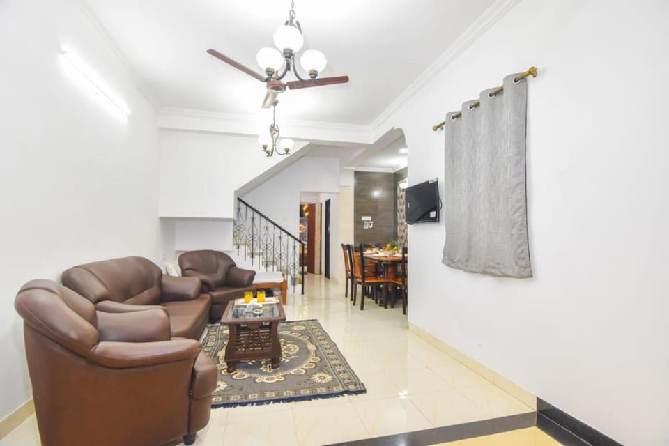 Communal lounge/ TV room, TV and multimedia, Living room, Seating area, Evening entertainment