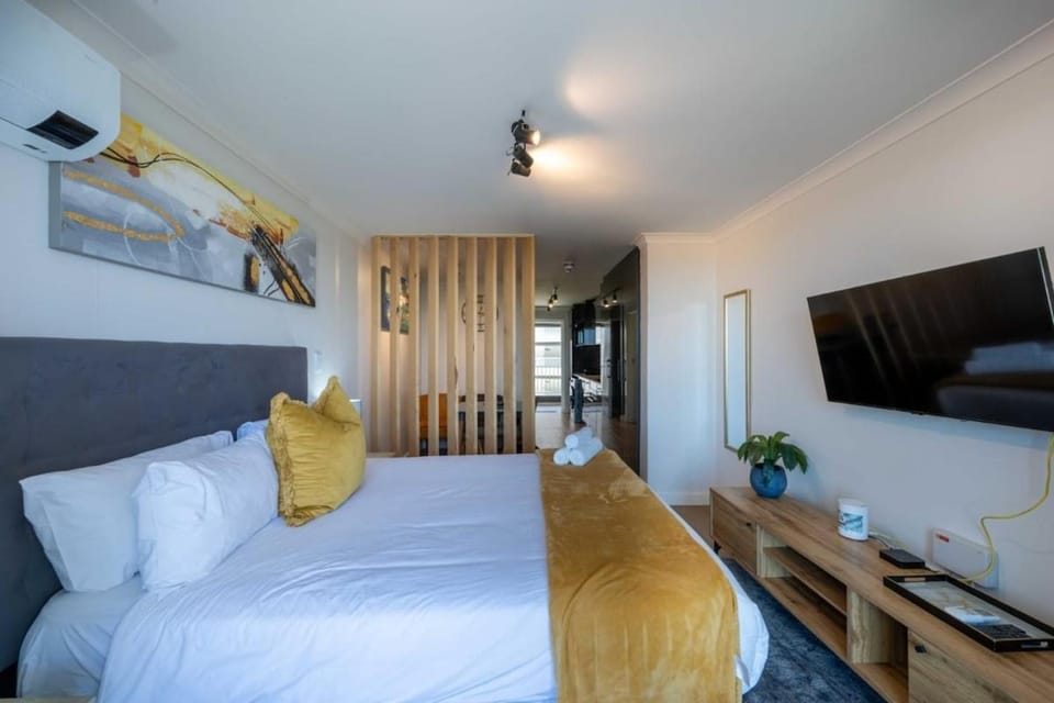 Bed, TV and multimedia, Photo of the whole room, Bedroom