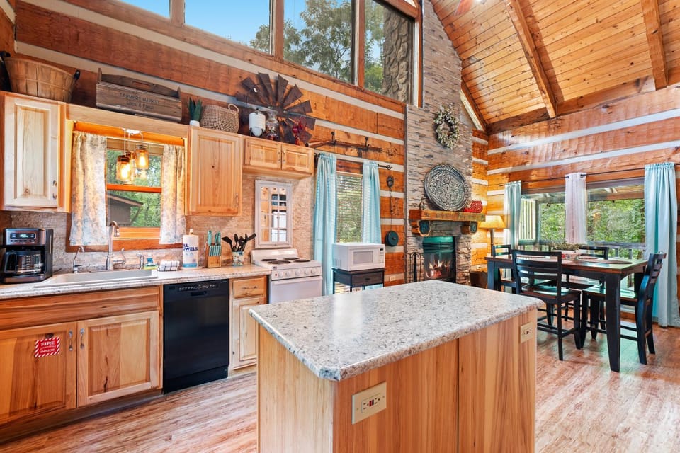 Photo of the whole room, Dining area, kitchen