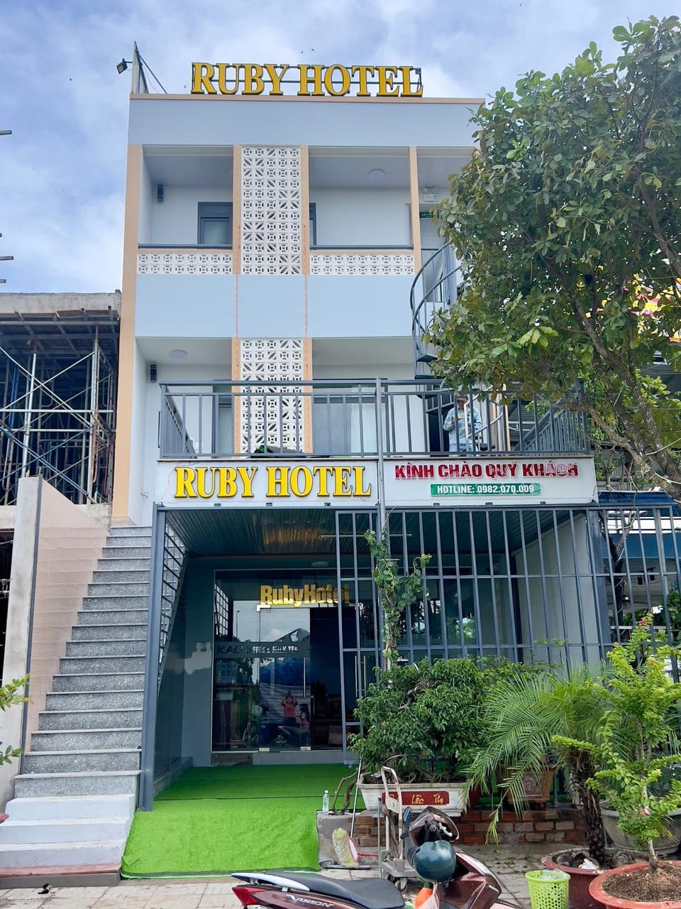Property building, Facade/entrance, Day