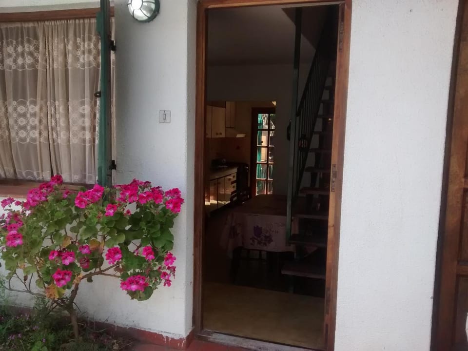 Excelente Duplex en San Bernardo para seis personas, con cochera internet tv con cable parrilla House in San Bernardo del Tuyú