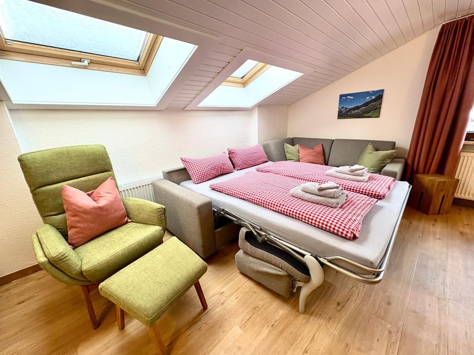Bed, Seating area