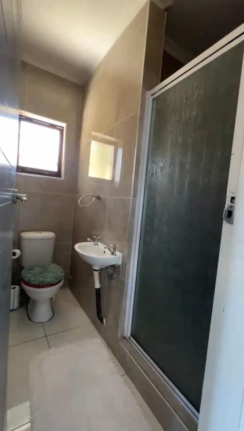 Shower, Toilet