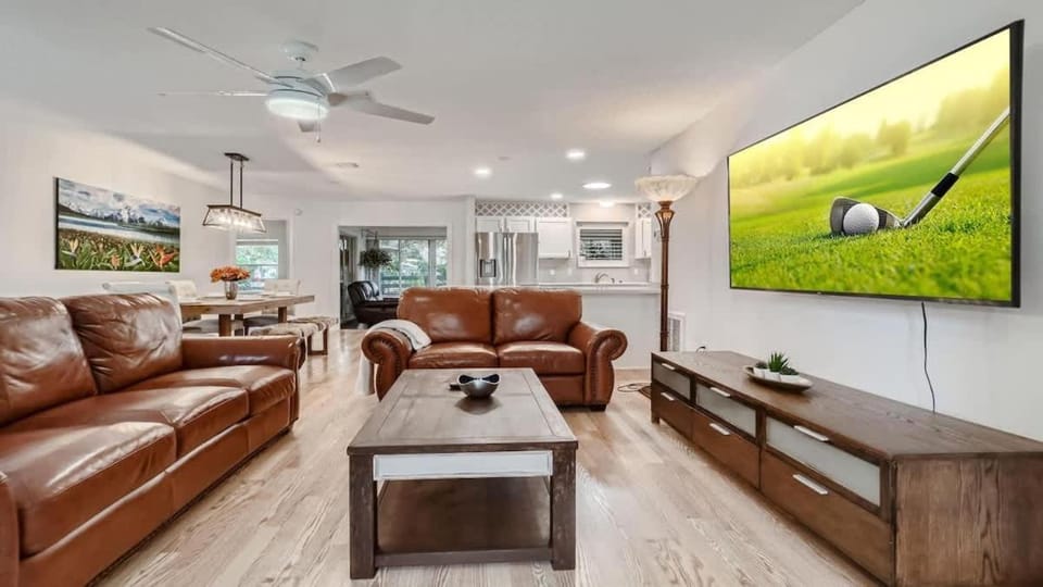 The Village Cottage with Hot Tub House in The Villages