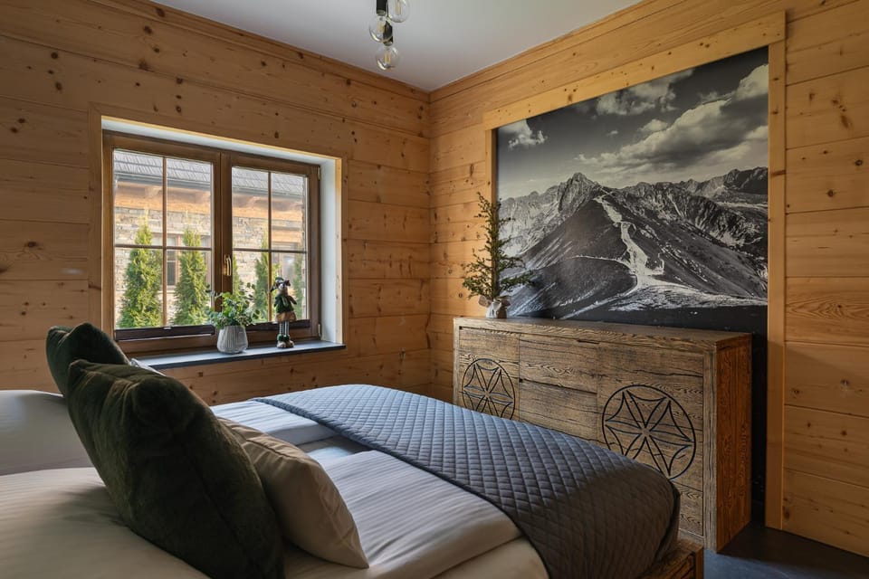 Bed, Seating area, Bedroom