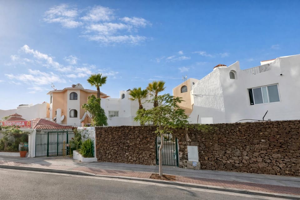 Property building, Facade/entrance, Off site