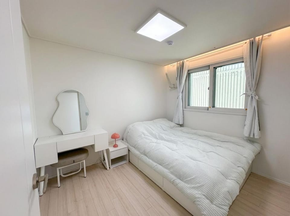 15 mins to Hongdae, Newly built two-room building Apartment in Seoul