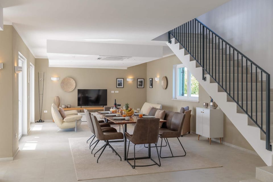 TV and multimedia, Living room, Seating area, Dining area