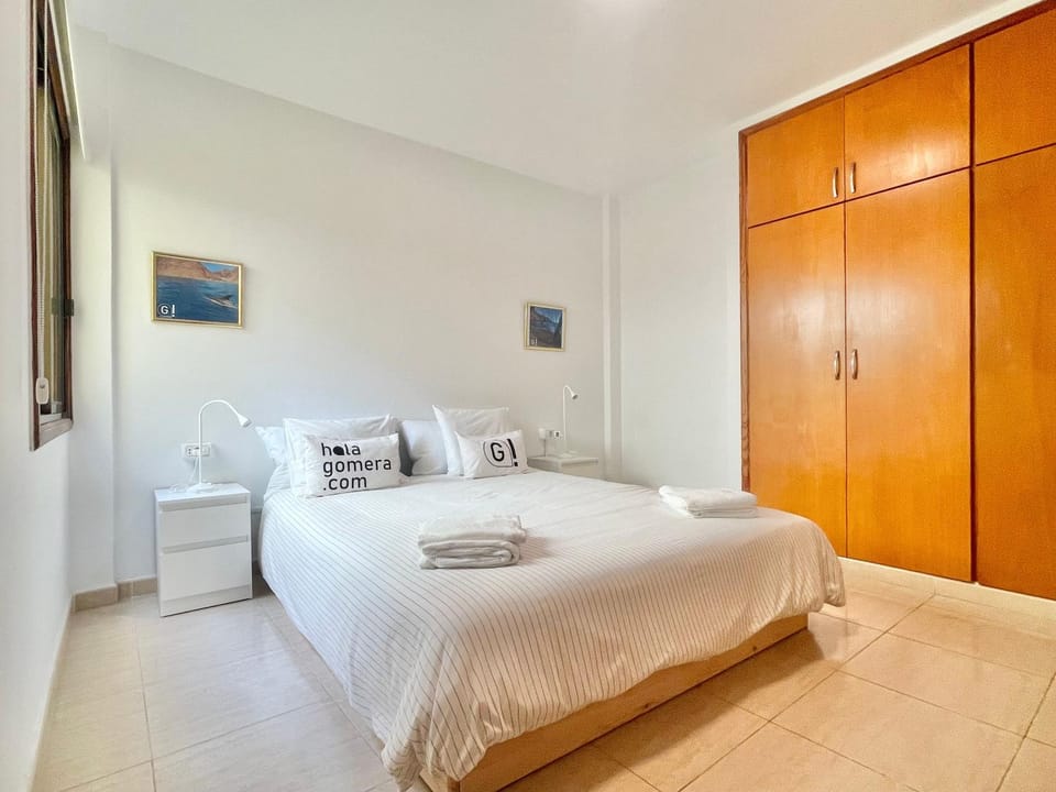 Photo of the whole room, Bedroom, wardrobe