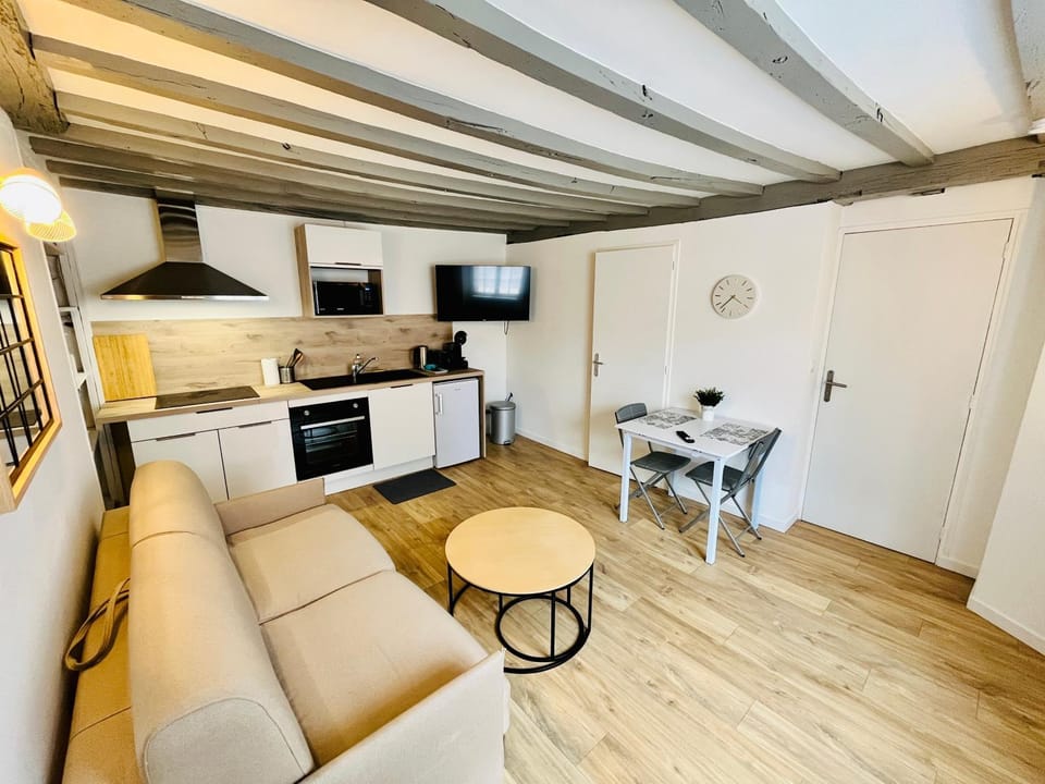 TV and multimedia, Kitchen or kitchenette, Living room, Seating area, Dining area, oven, stove