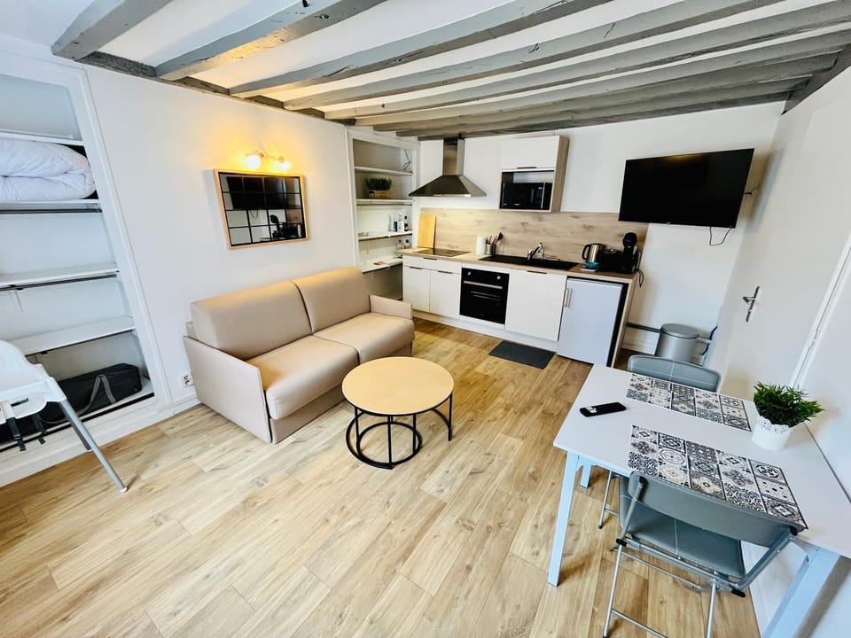 Communal lounge/ TV room, TV and multimedia, Coffee/tea facilities, Kitchen or kitchenette, Living room, Seating area, Dining area, oven, stove