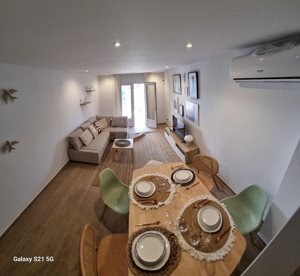 Seating area, Dining area