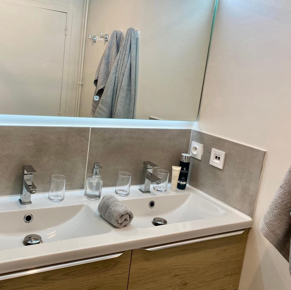 Shower, Bathroom, towels