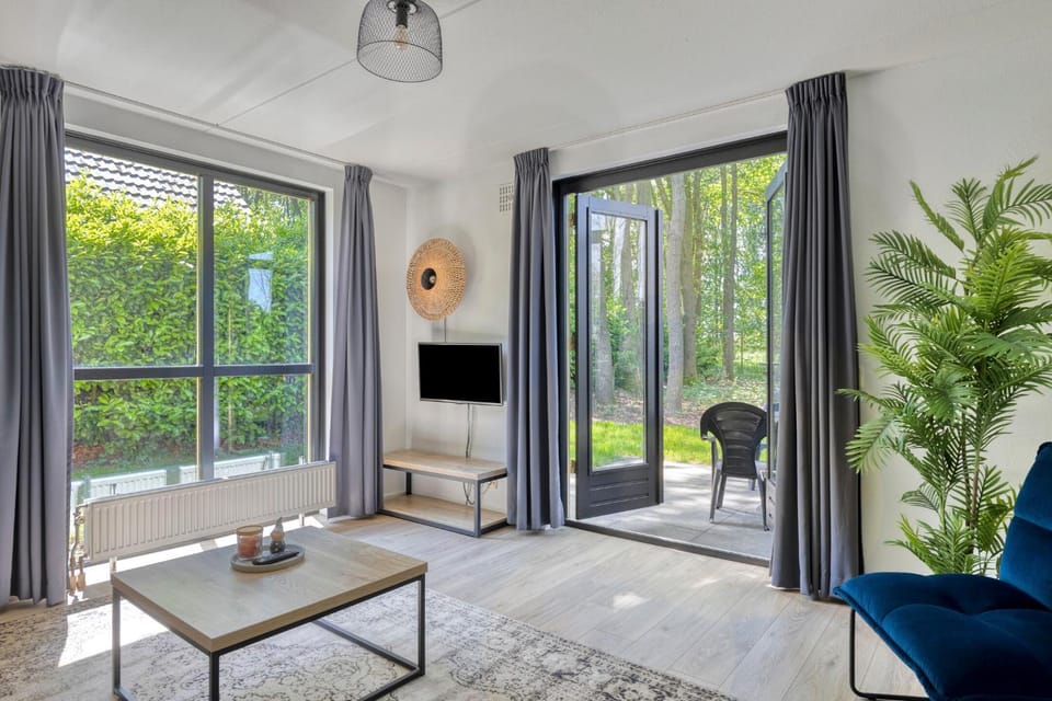 Communal lounge/ TV room, Living room, Seating area, Garden view