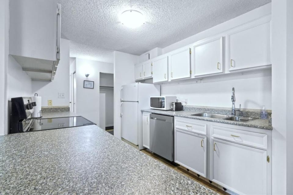 Bright 2 Bedroom Suite at Victoria & Stampede Park Apartment in Calgary