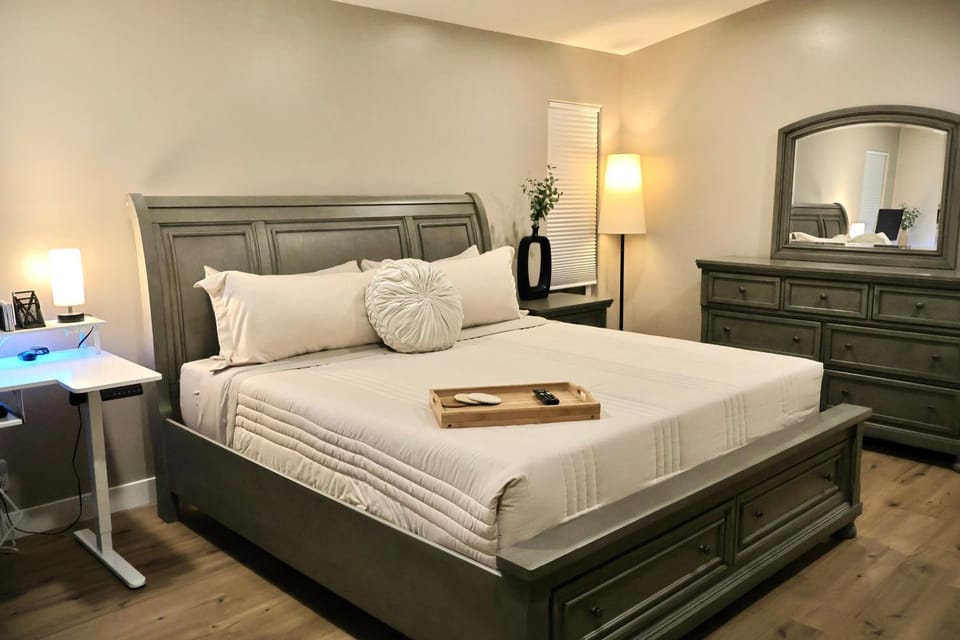 Bed, Photo of the whole room, Bedroom