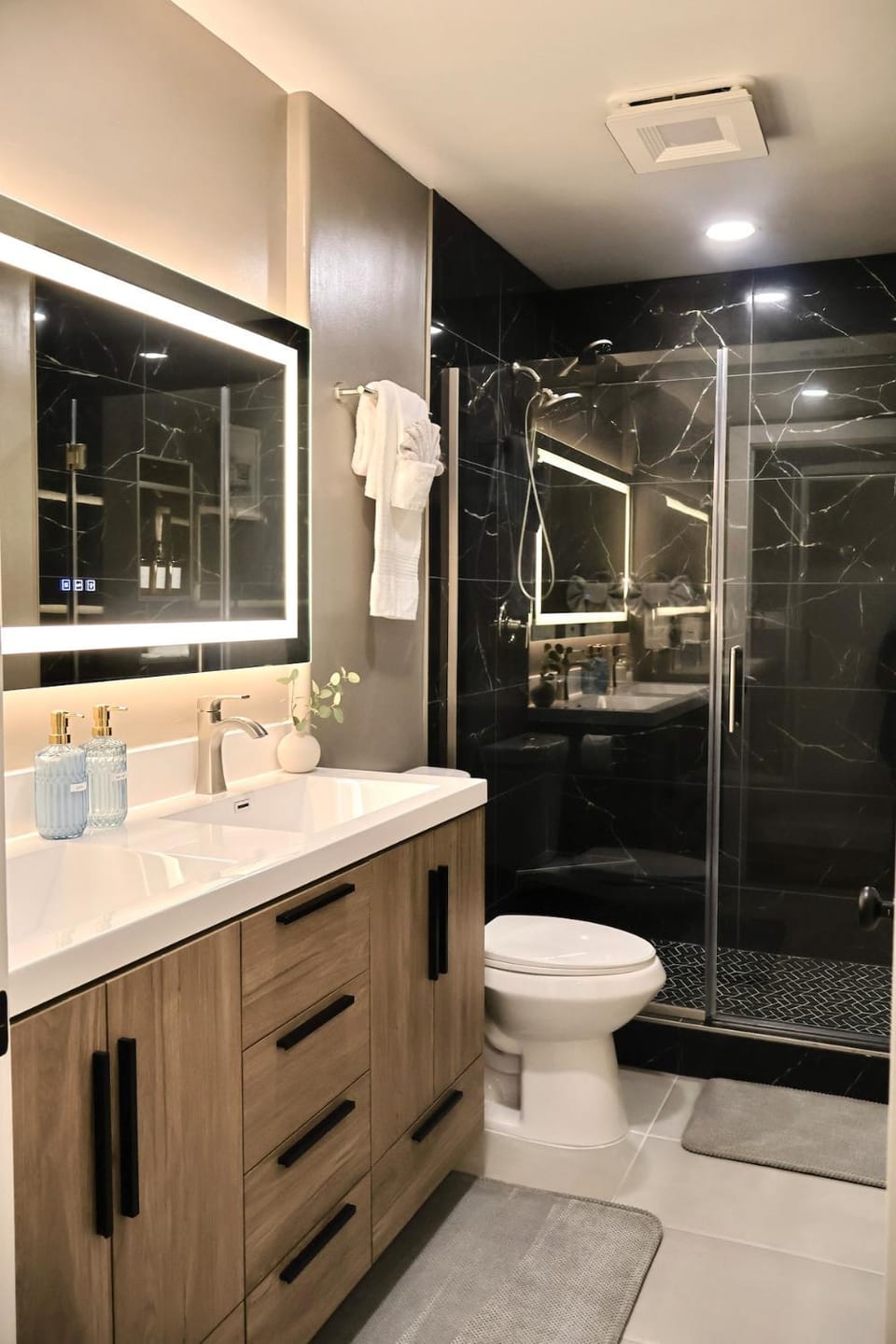 Shower, Toilet, Bathroom, towels