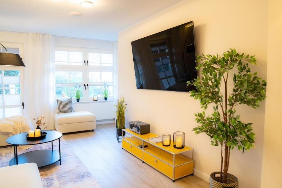 Communal lounge/ TV room, TV and multimedia, Living room, Seating area, Evening entertainment