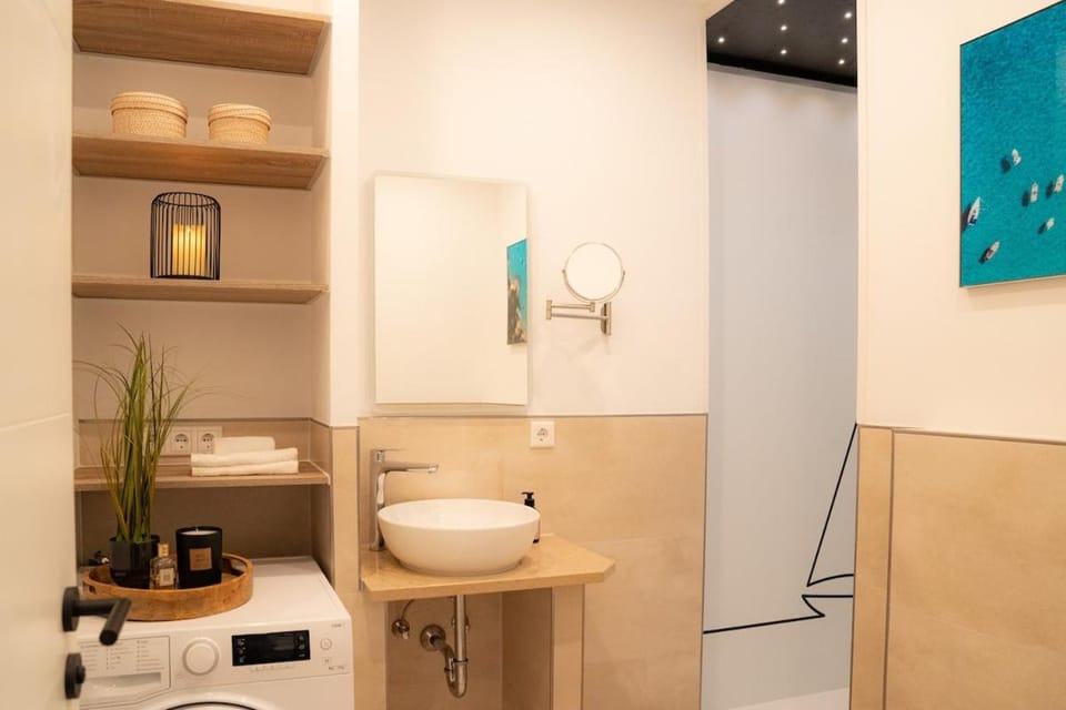 Toilet, Bathroom, towels