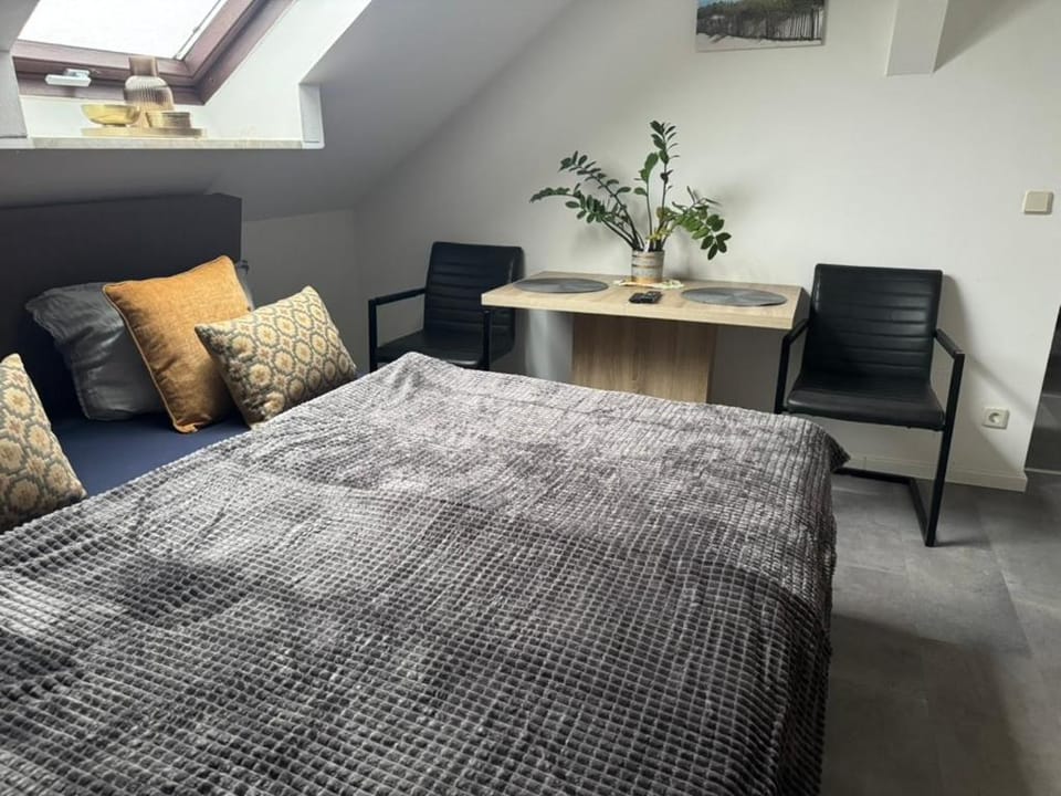 Bed, Photo of the whole room, Seating area, Bedroom