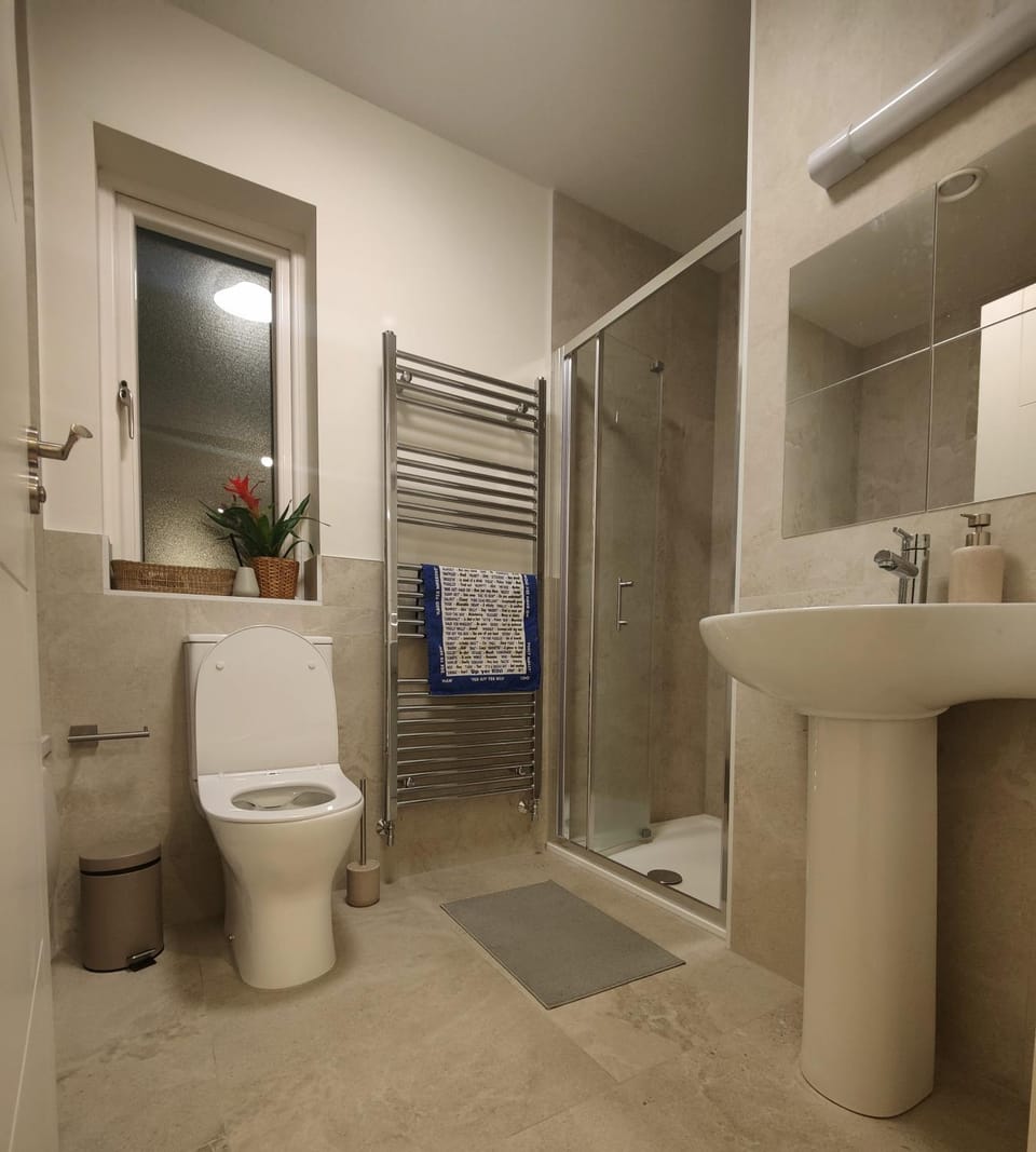 Shower, Toilet, Bathroom, Bath