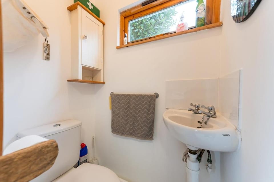 Spacious 4 bed home to sleep 9, parking for 4 cars House in Shrewsbury