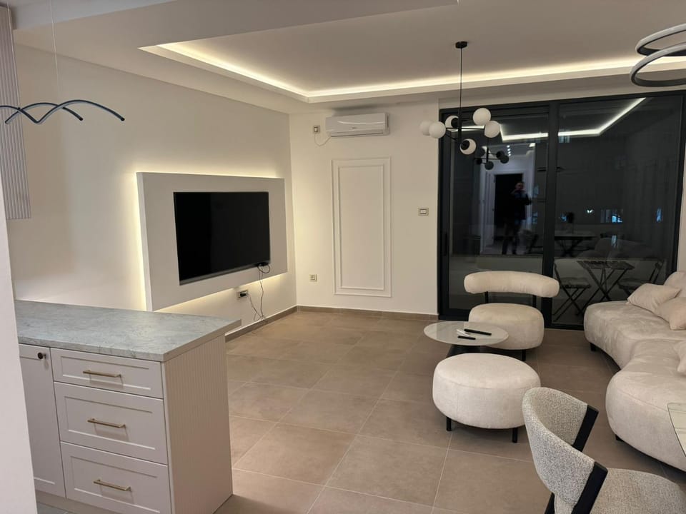 Yellow Diamond Center Free Parking Apartment in Novi Sad