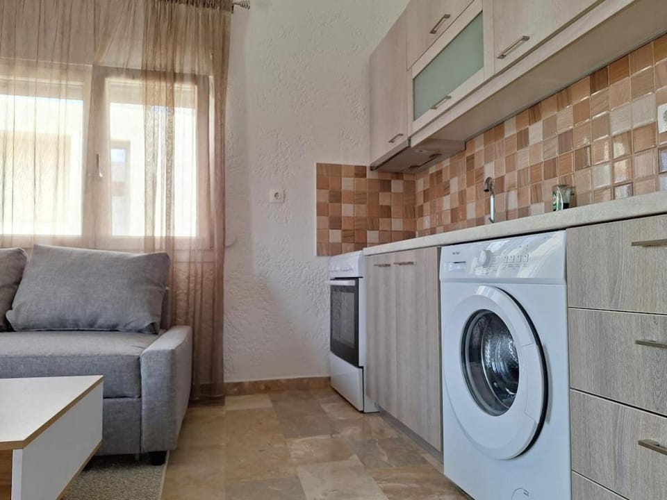 Kitchen or kitchenette, oven, washing machine