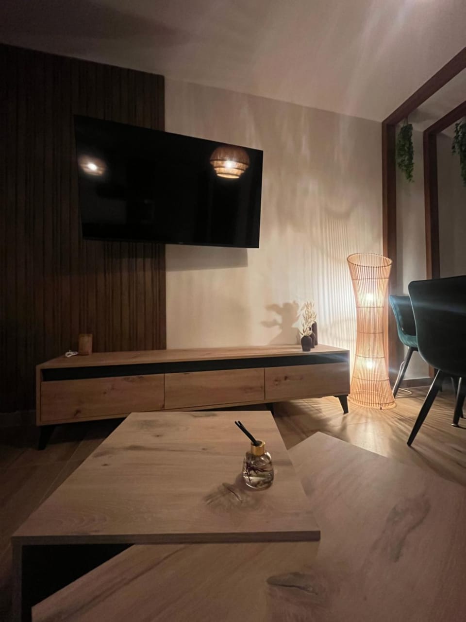 TV and multimedia, Living room, Seating area, Dining area