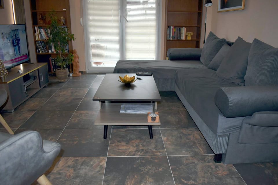 Communal lounge/ TV room, TV and multimedia, Living room