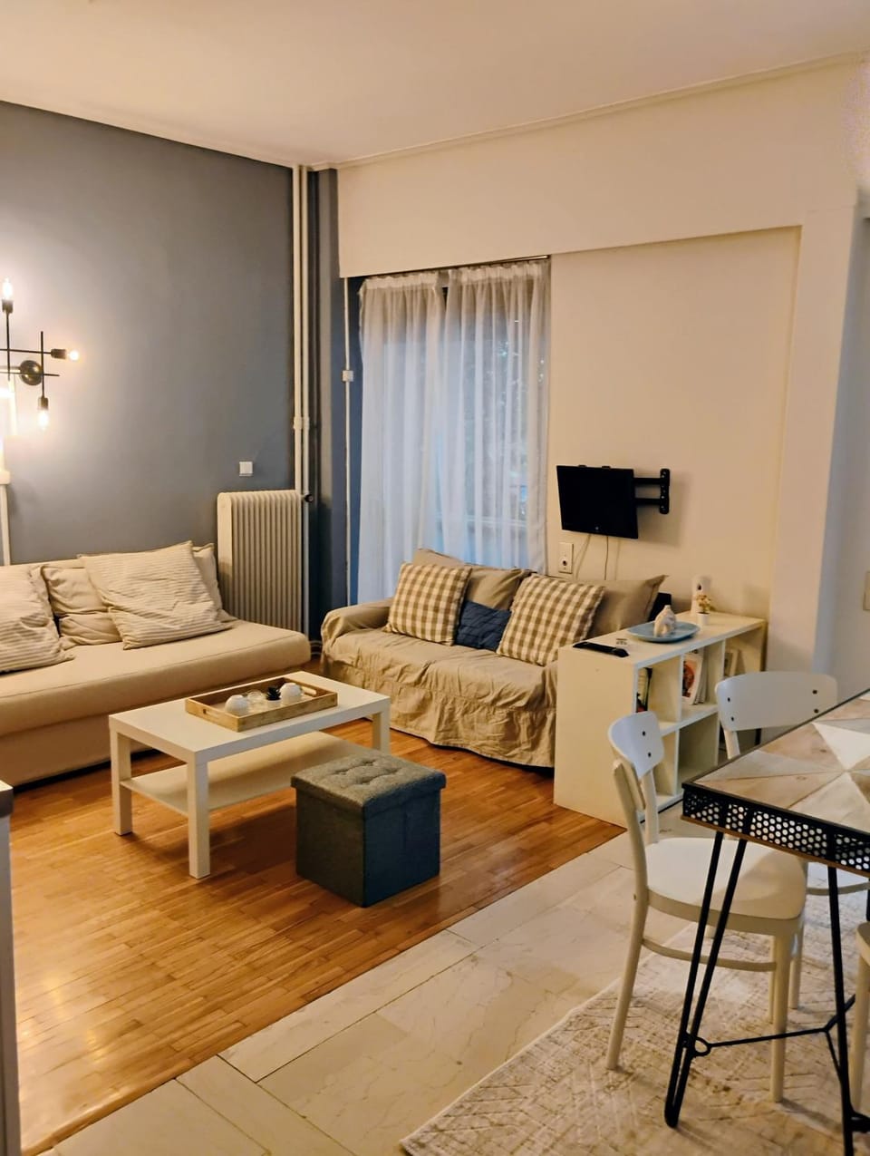 TV and multimedia, Living room, Seating area, Evening entertainment