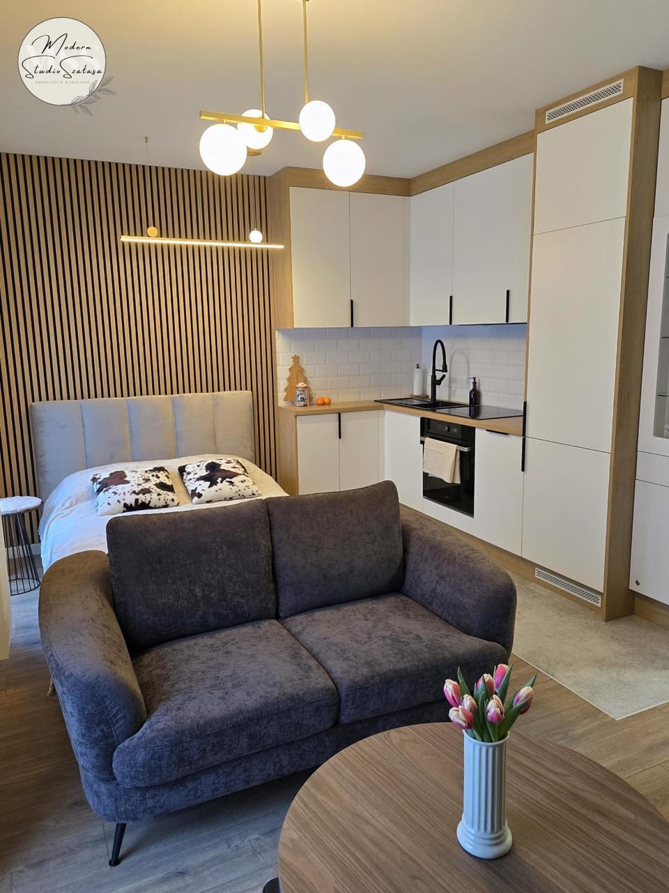 Kitchen or kitchenette, Living room, Seating area, Dining area