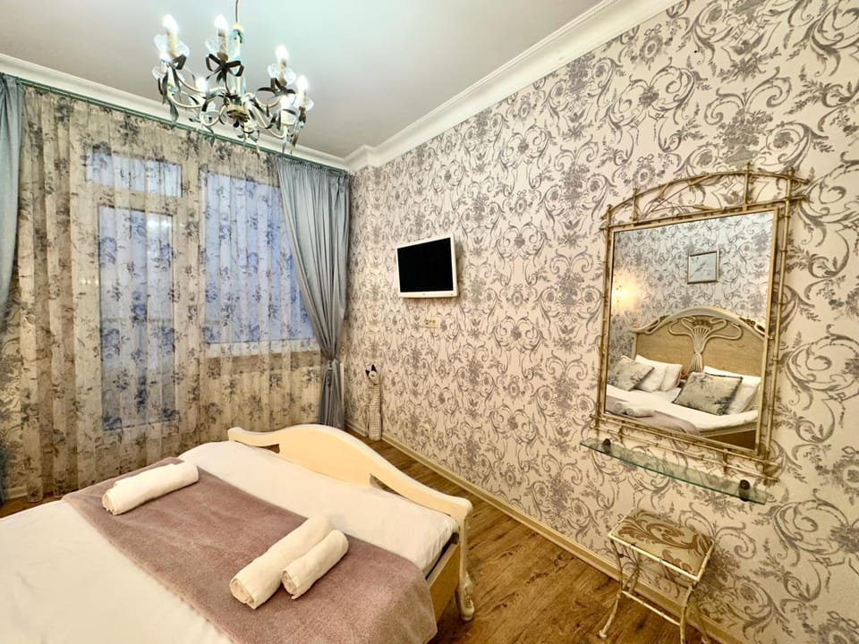 Bed, TV and multimedia, Bedroom, towels