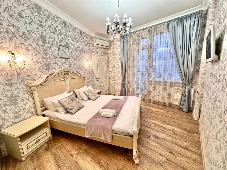 Bed, TV and multimedia, Seating area, Bedroom, towels
