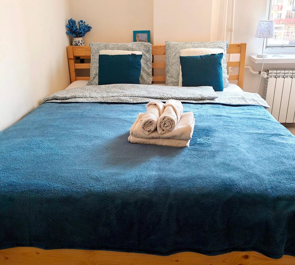 Bed, Photo of the whole room, Bedroom, towels