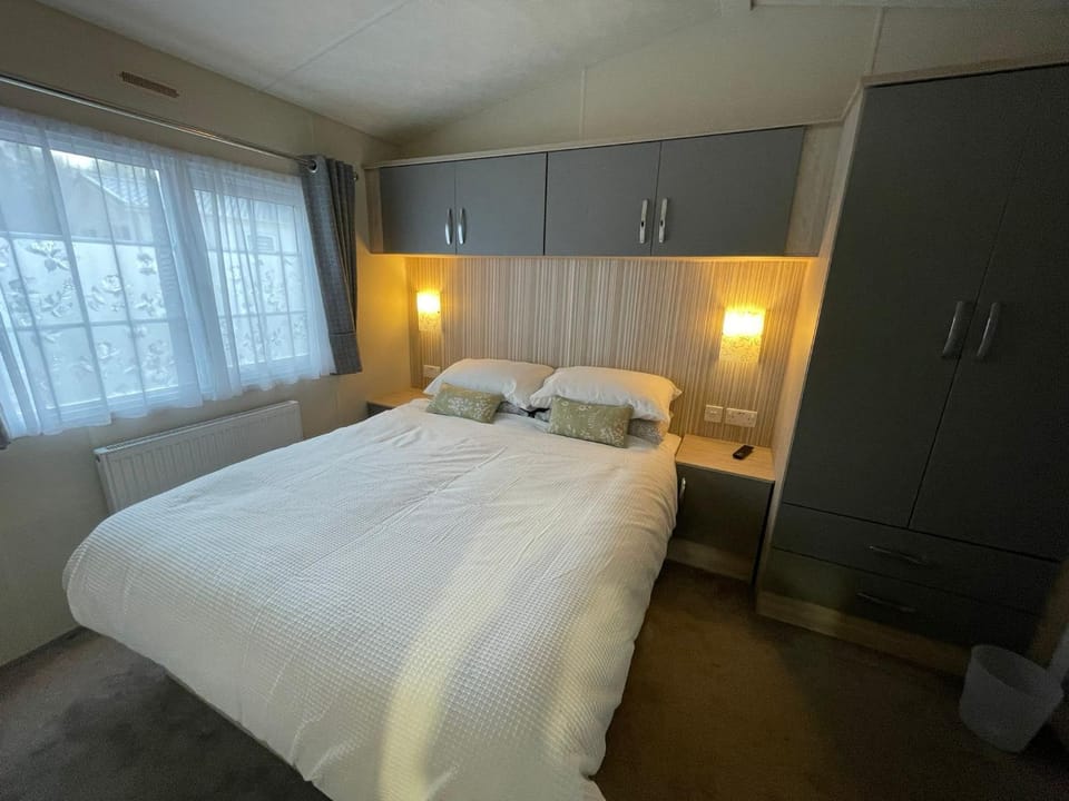Bed, Photo of the whole room, Bedroom, wardrobe