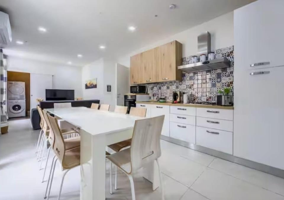 TV and multimedia, Kitchen or kitchenette, Living room, Seating area, Dining area, dishwasher, oven, stove, toaster, washing machine, dryer