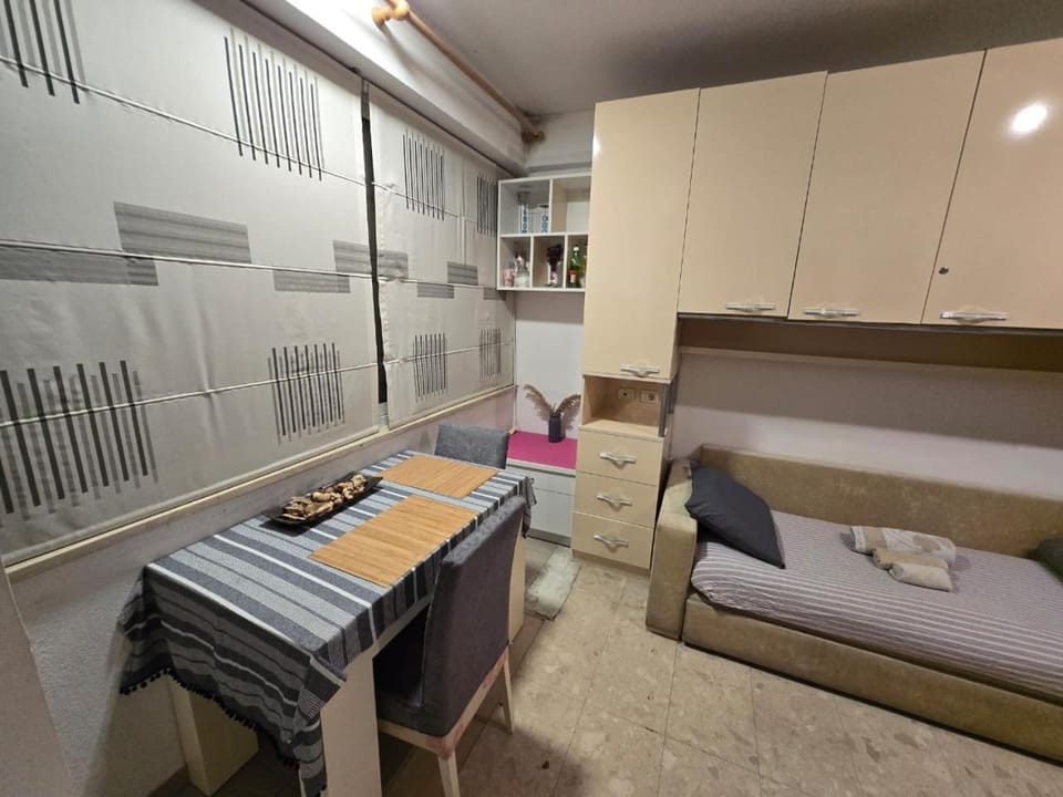 Bed, Living room, Seating area, Dining area, Bedroom, wardrobe