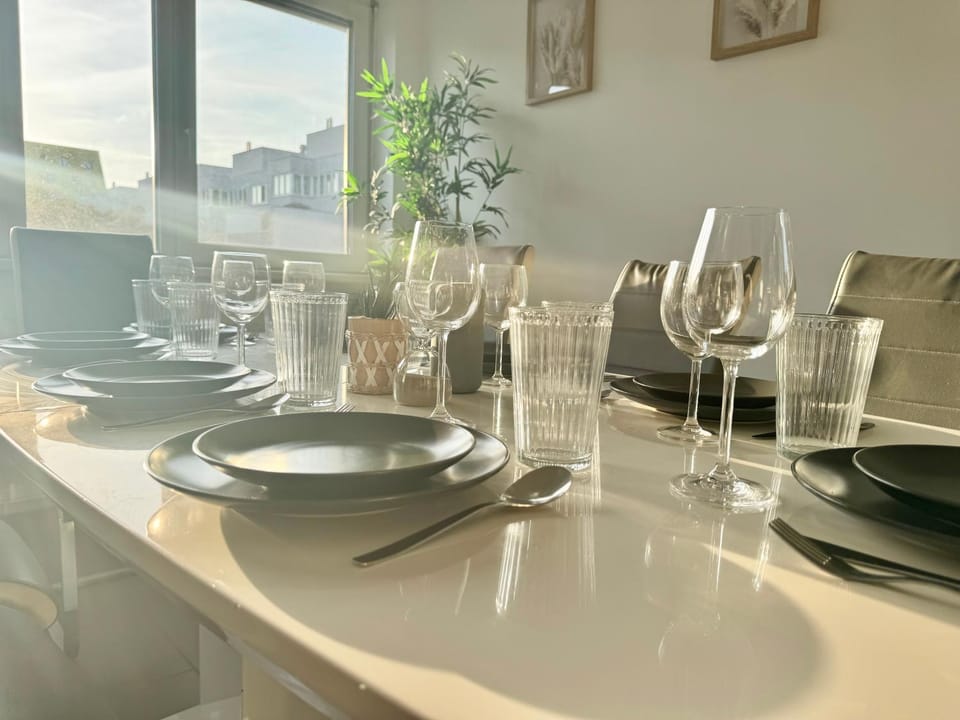 145 m2 4-Bedroom Apartment with Balcony & Free Parking Apartment in Vienna