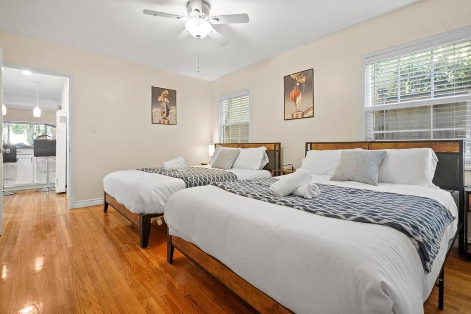 Steps to the Beach - Games - Free Parking Apartment in Belmont Shore