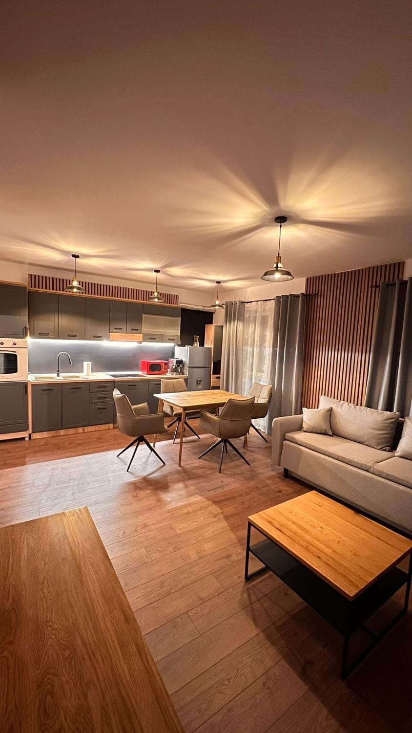 Restaurant/places to eat, Day, Night, TV and multimedia, Living room, kitchen